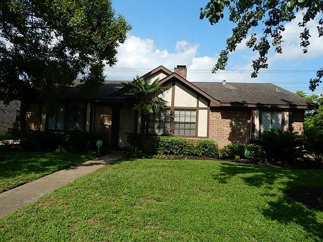 1st image of 915 Park Wind Dr