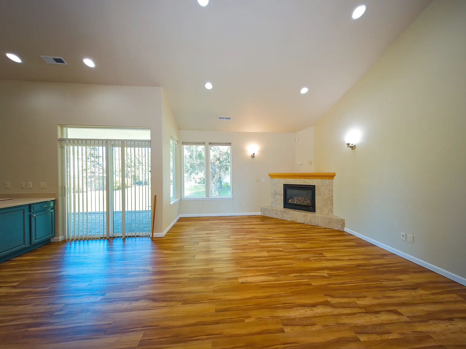 3 bed, 1255 sqft, $2,400 — Photo 4