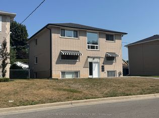 110 Tecumseh Ave #3, Oshawa, ON L1G 3N4