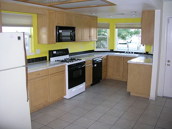 KITCHEN COUNTER