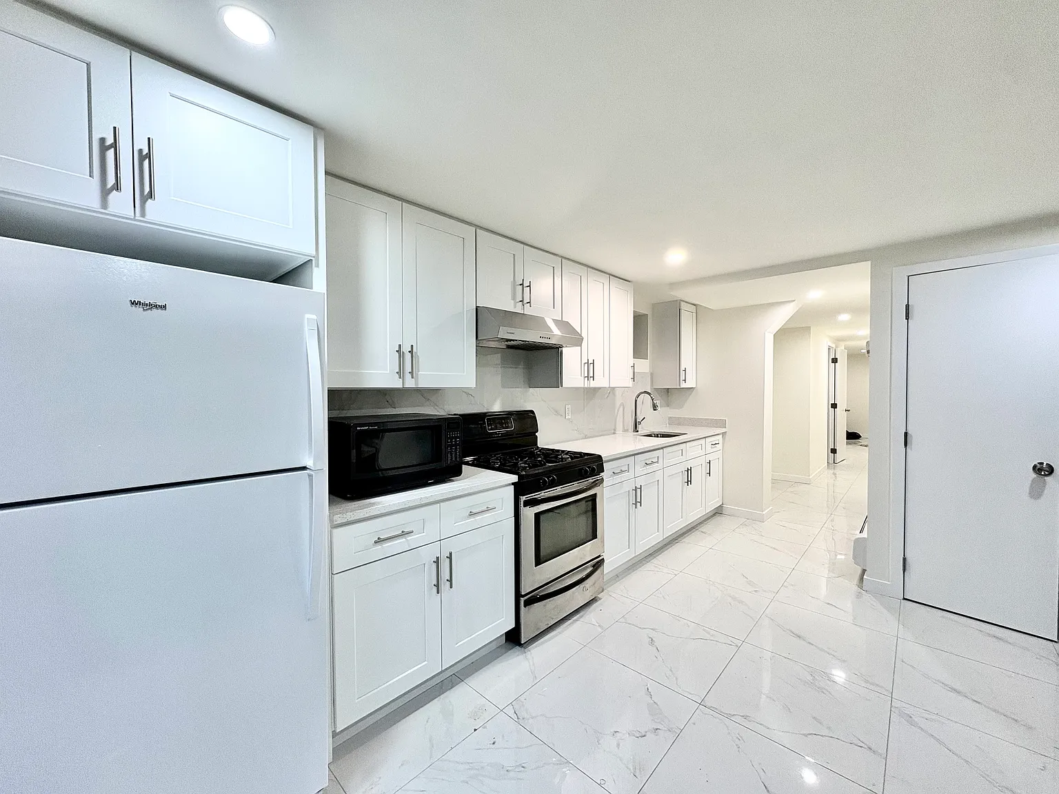 2 bed, 800 sqft, $2,200 — Photo 2