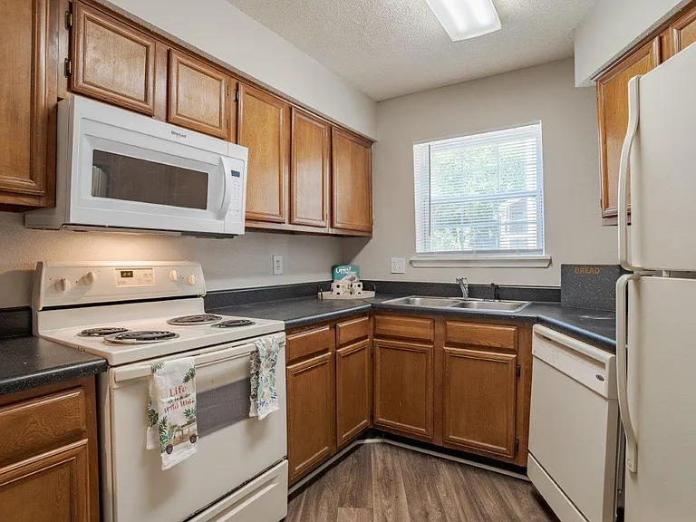 The Waterford Apartment Homes — Photo 7