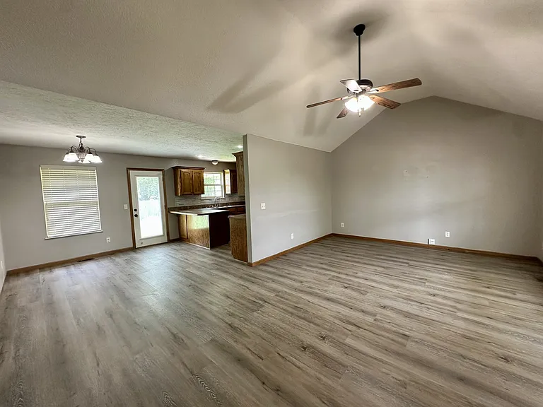 415 W Westgate Dr — Photo 2