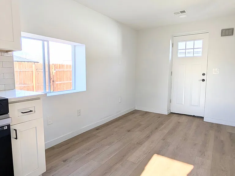 4310 N Steele St — Photo 7