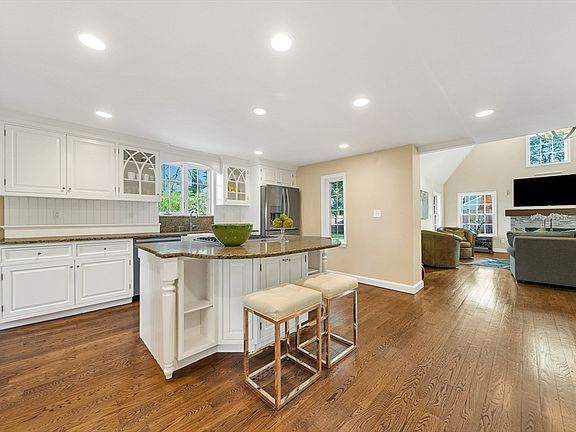 4th image of 28 Emerson Rd