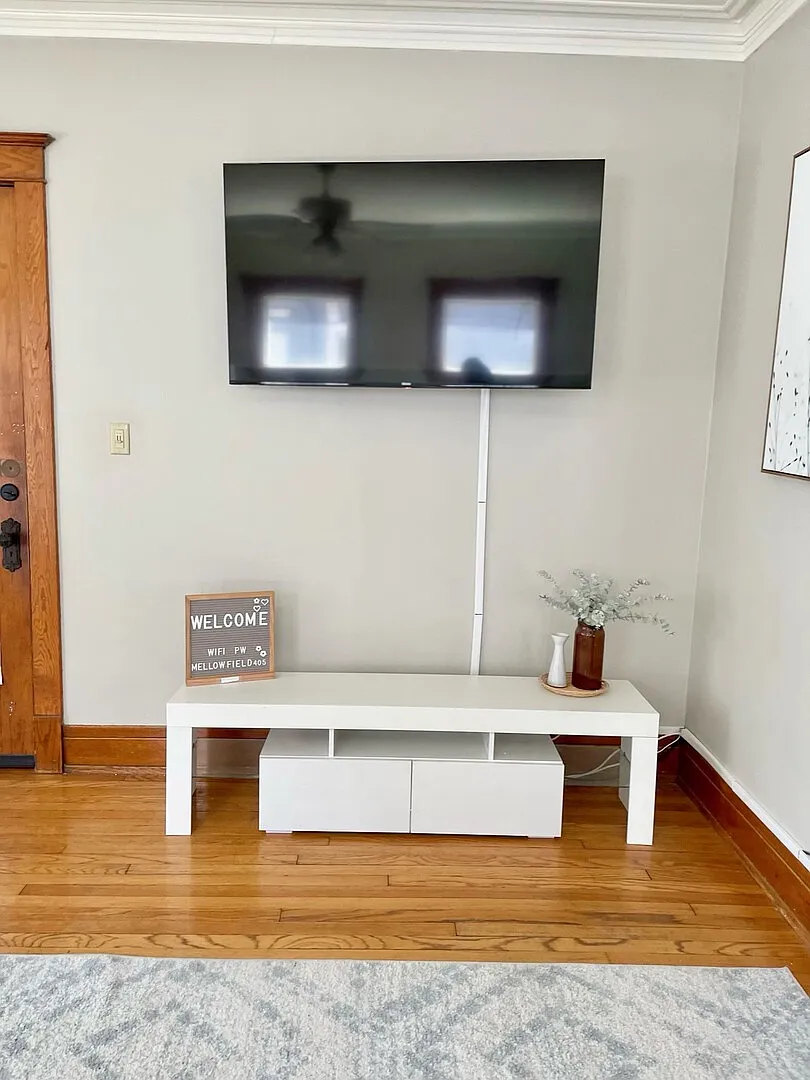 Bright & airy Craftman home in great walkable area — Photo 4