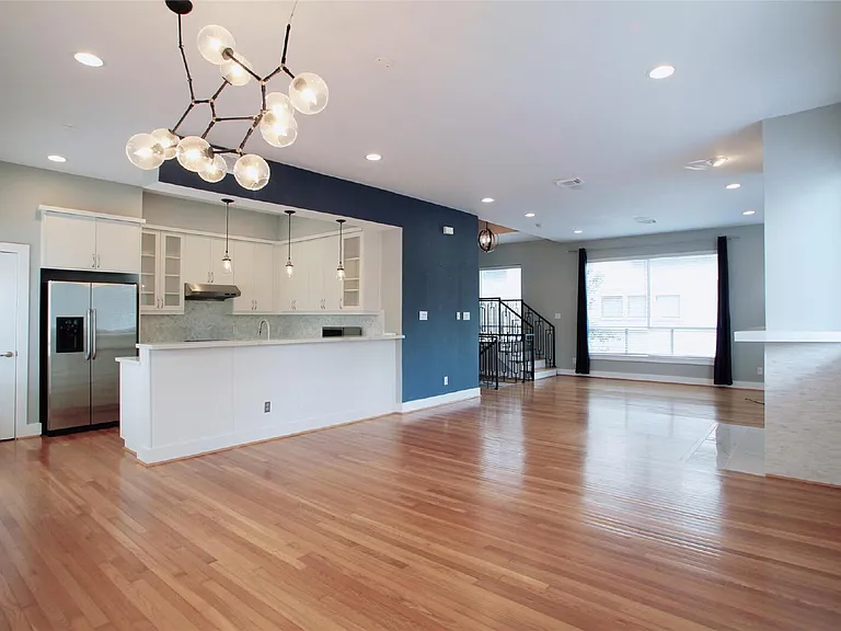 4701 Caroline St — Photo 4