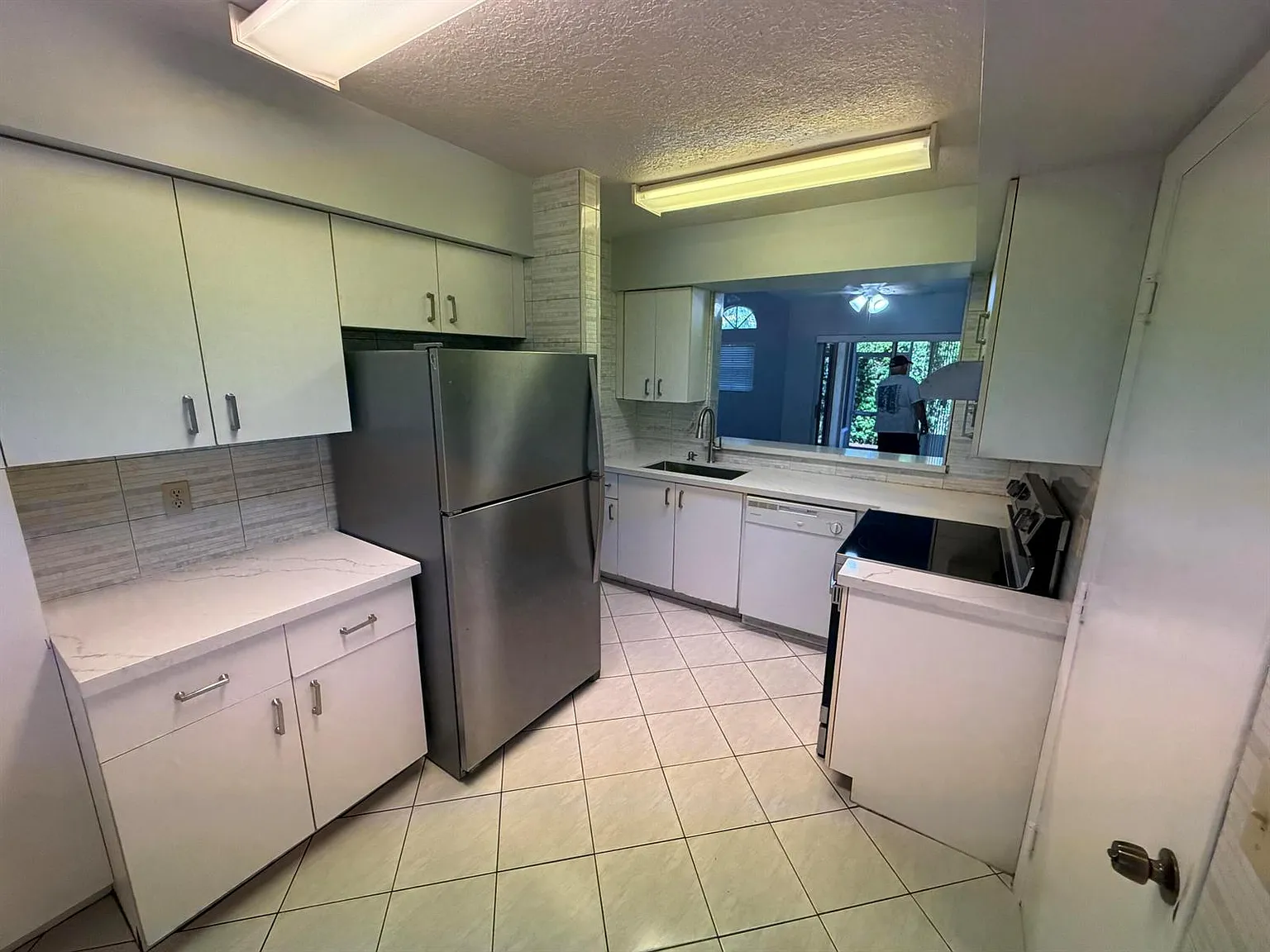 3 bed, 1300 sqft, $3,200 — Photo 2