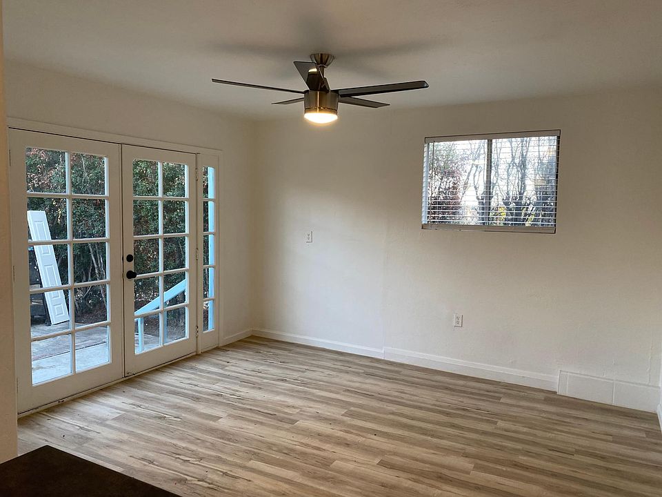 Light and bright living room / entry