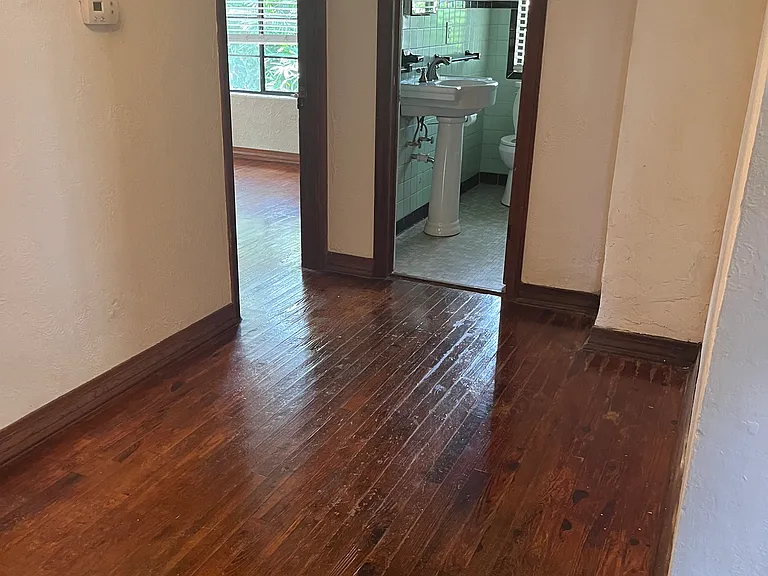 310 W Oak Dr — Photo 2