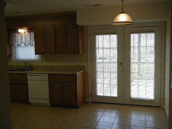 Kitchen eat-in area w/French doors to deck
