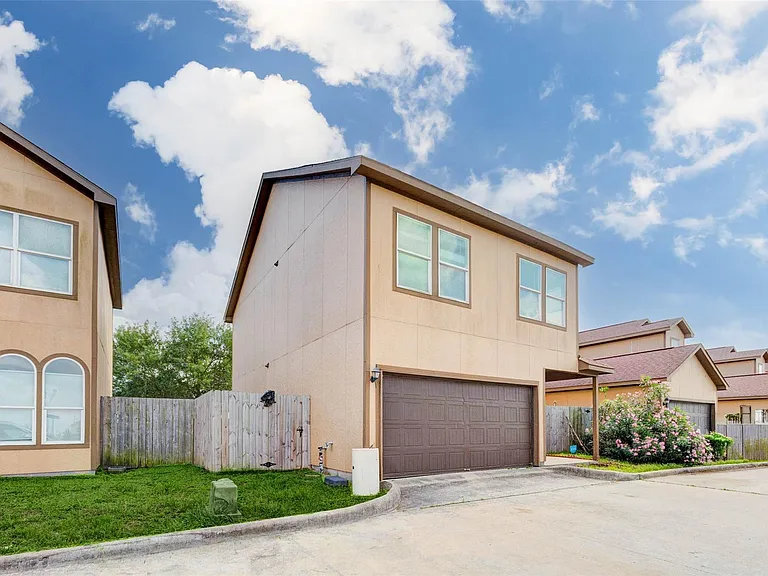 8605 Beviamo St — Photo 23