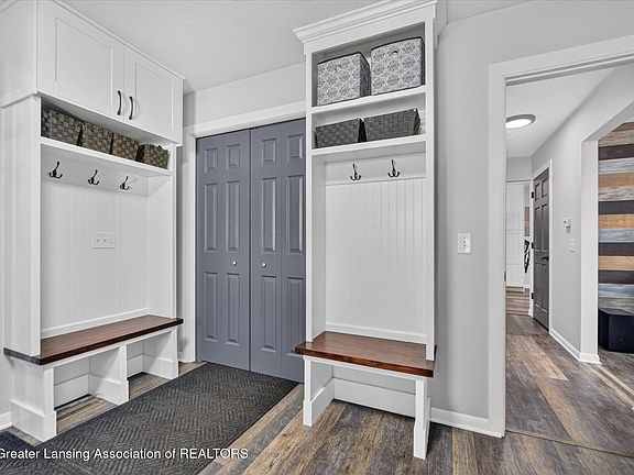 5th image of 909 E Shaw St