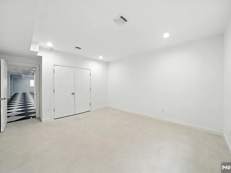 44 Floral Ter — Photo 20
