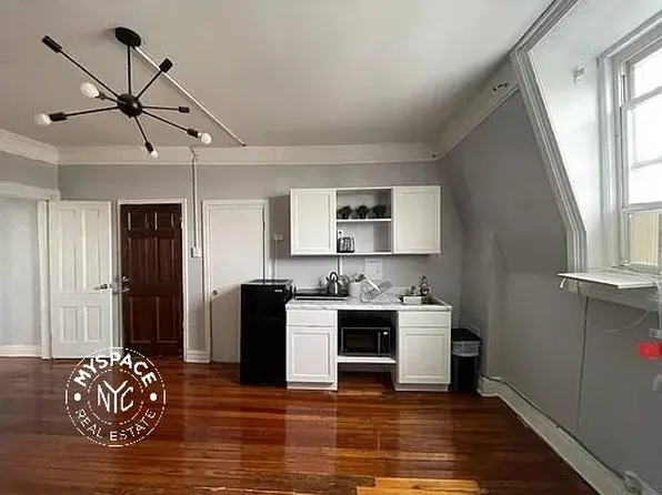 74 Cornelia Street image 2 of 7