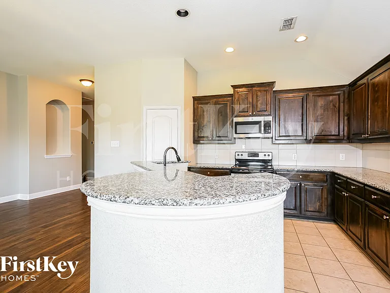 1108 Colonial Dr — Photo 7