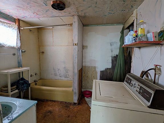5th image of 104 E Center St