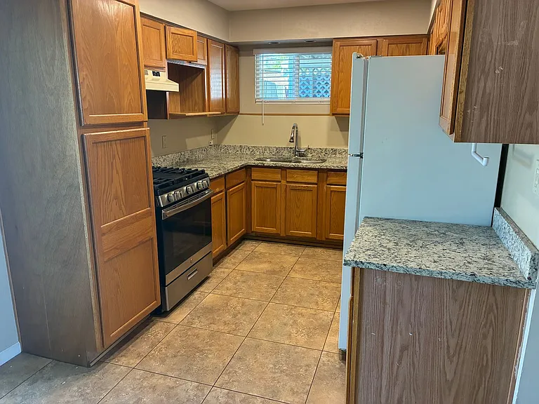 3426 E Hillery Dr — Photo 7