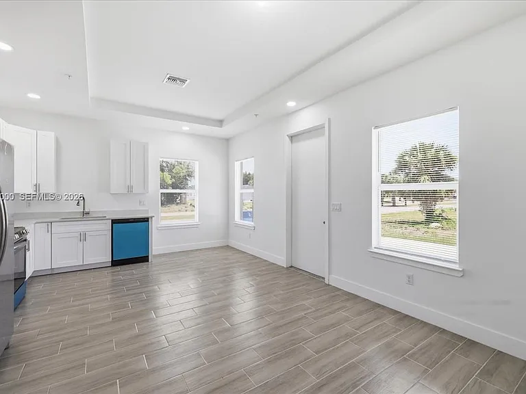 195 Port Charlotte #C — Photo 7