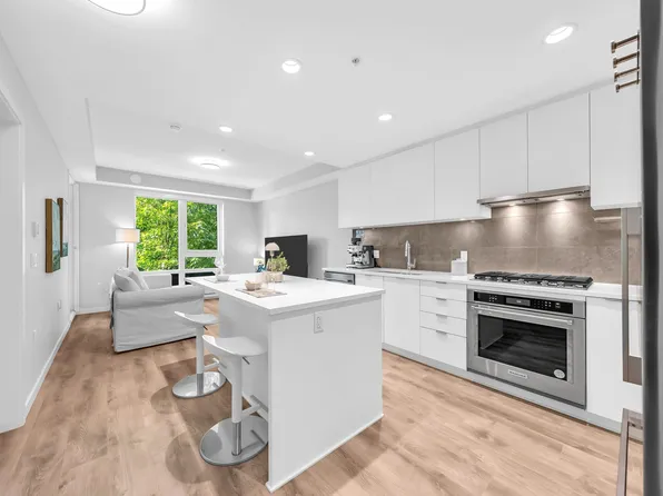 615 Cottonwood Ave #305, Coquitlam, BC V3J 0N4