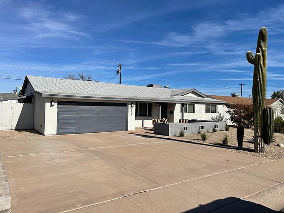 Huge driveway - lots of parking