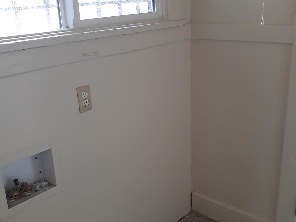 2nd image of 929 W 79th St