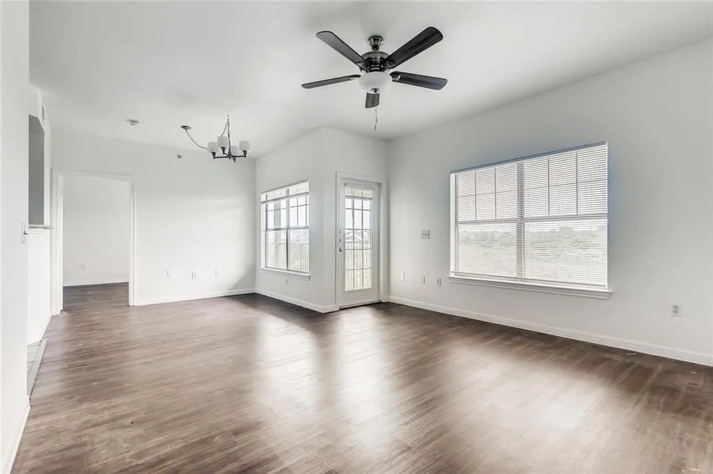 3 bed, 2.0 bath, 1111 sqft, $1,600 — Photo 1