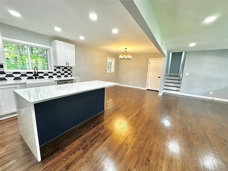 210 Suburban Dr NE — Photo 6