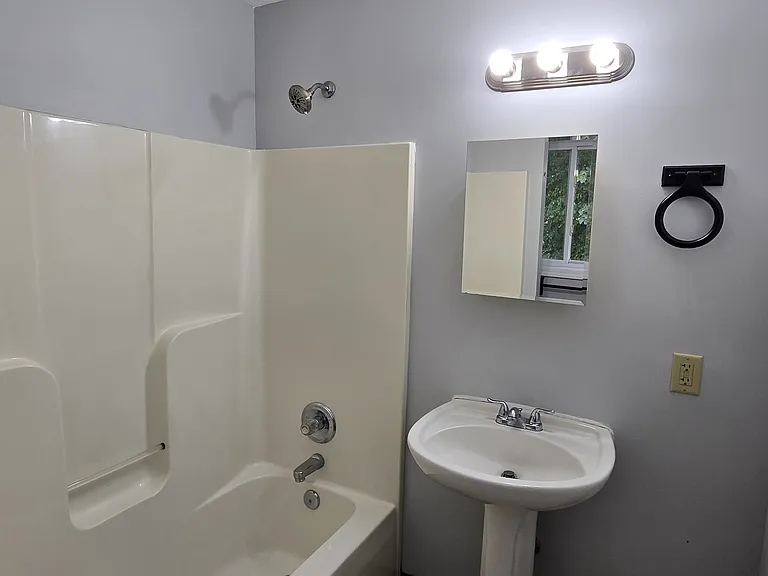 1133 North Ave NE — Photo 6