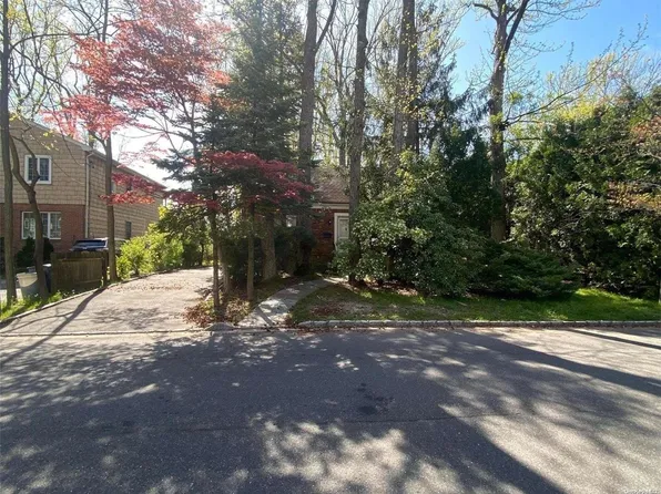 28 Burbury Lane, Great Neck, NY 11023