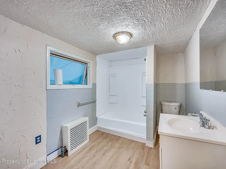 1020 Farber Ct — Photo 10