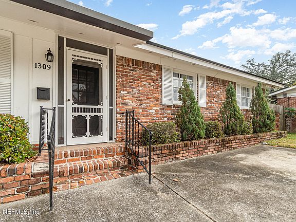 3rd image of 1309 WESTLAWN Drive