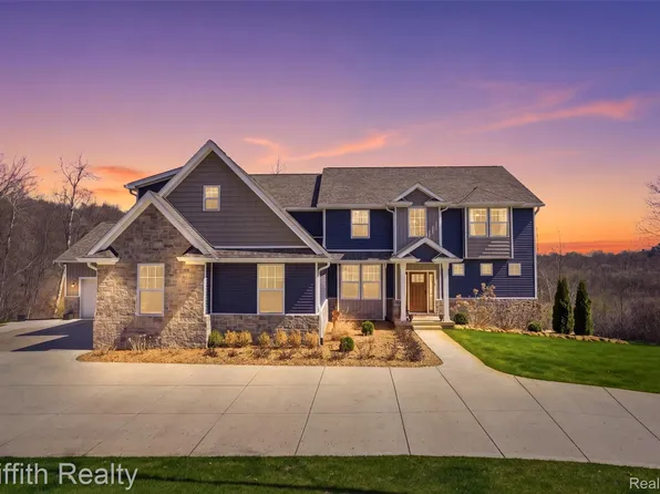 2550 Hartun Dr, Brighton, MI 48114