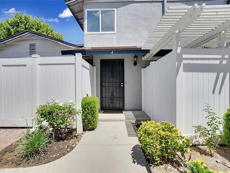 1460 Forest Glen Dr #4 — Photo 3