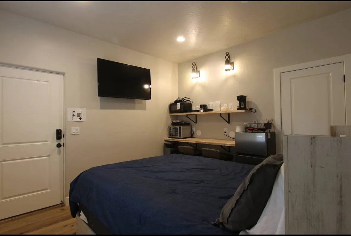 65 N State St — Photo 3