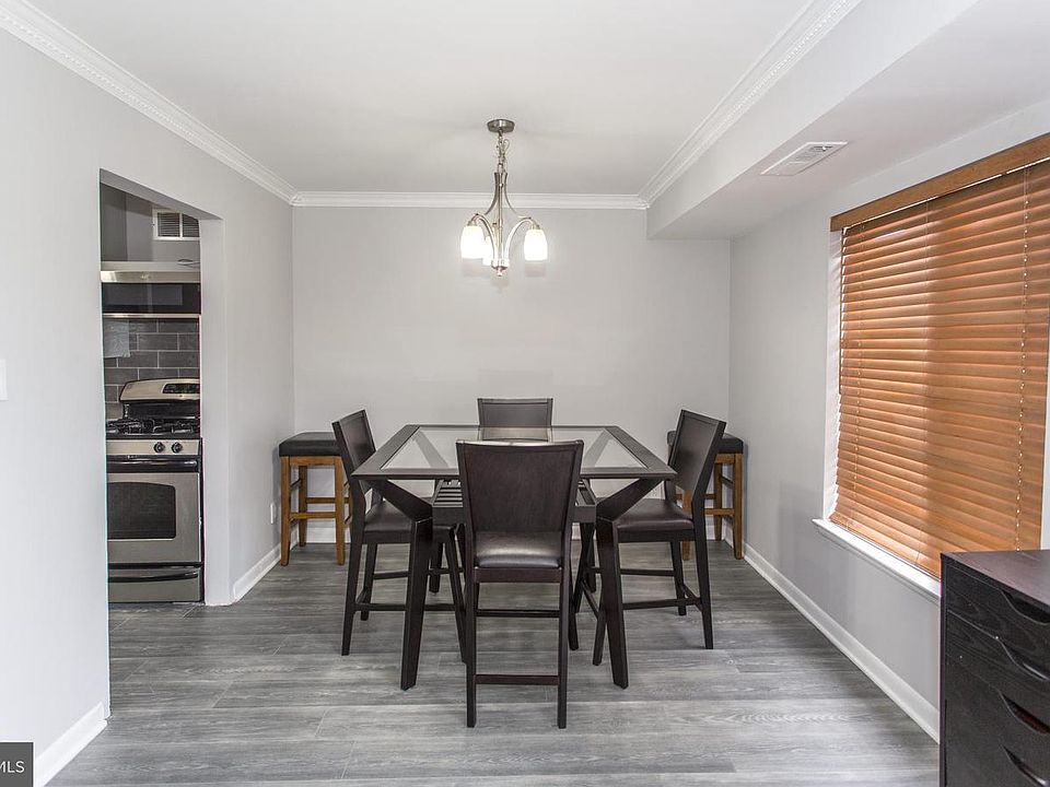 Dining area. Dining table can be conveyed.