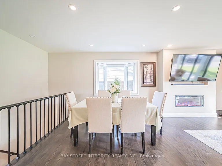 1277 Gainsborough Dr — Photo 11