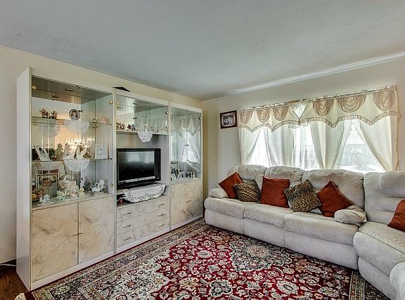 3rd image of 521 Gilbert Dr
