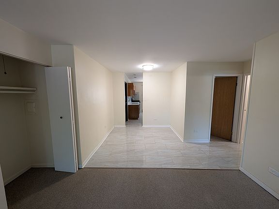 4th image of 359 W Hawthorne Cir APT 1B