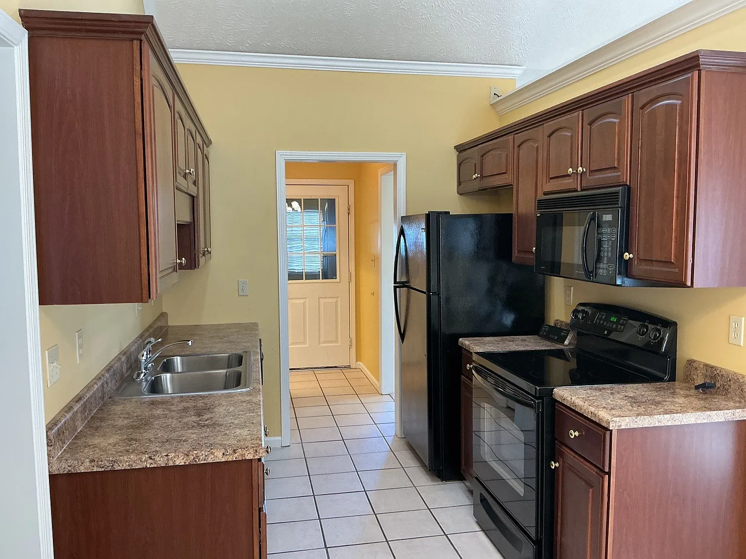 3 bed, 1441 sqft, $1,950 — Photo 3