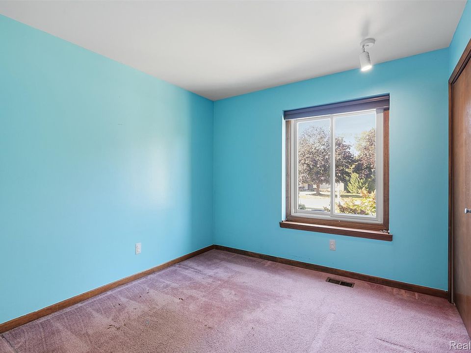 560 Alexander Dr, photo 10