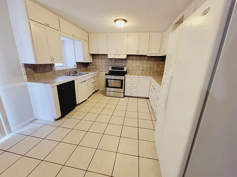 1744 S Lark Ln — Photo 7