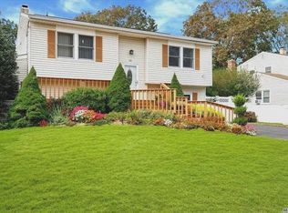 124 Cirrus Rd, Holbrook, NY 11741