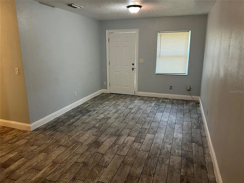 3 bed, 1.0 bath, 850 sqft, $1,900 — Photo 3