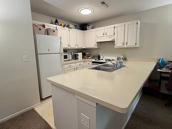 3rd image of 716 Elm St #716