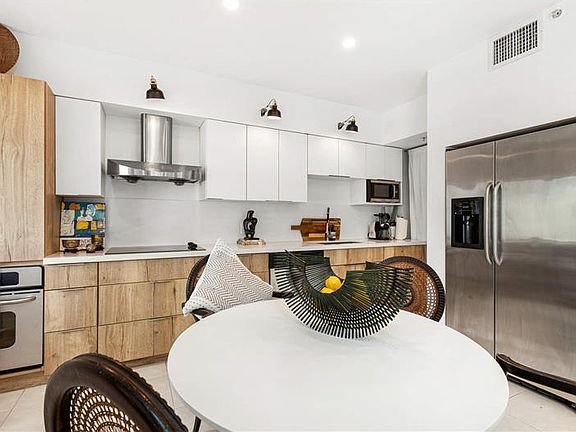 5th image of 1528 Brickell Ave APT 211