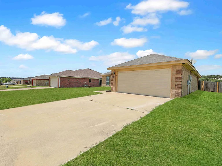 2701 Tarrant County Dr — Photo 2