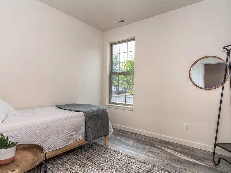 704 SW 15th St #4 — Photo 8