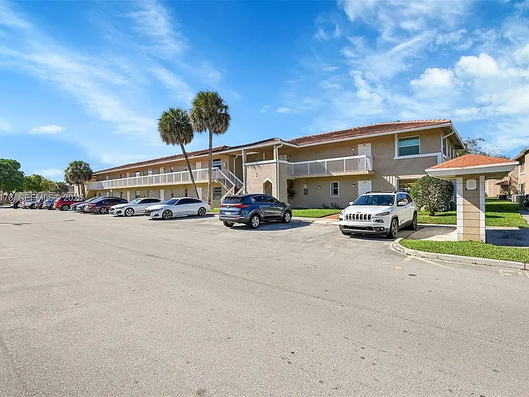 906 Twin Lakes Dr #8-J — Photo 1