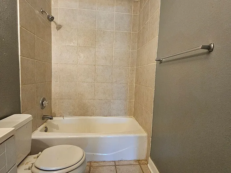 2620 N Elm St — Photo 24